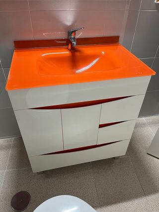 Mueble con espejo y estanterías naranjas incluidas