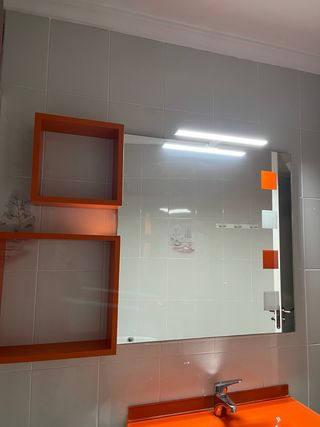 Mueble con espejo y estanterías naranjas incluidas