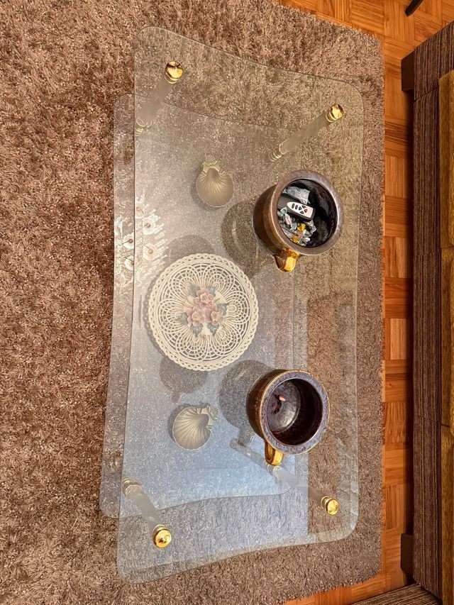 Mesa de salón cristal transparente y oro