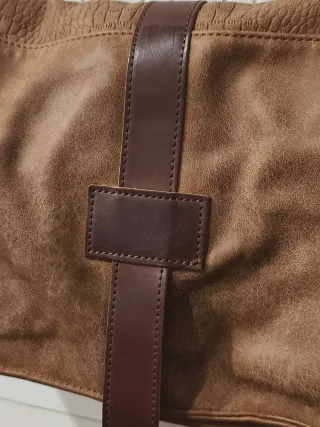 Bolso bandolera marrón con tachuelas