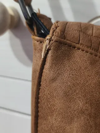 Bolso bandolera marrón con tachuelas