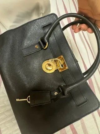 Bolso Michael Kors Negro con Candado Dorado