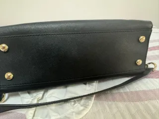 Bolso Michael Kors Negro con Candado Dorado