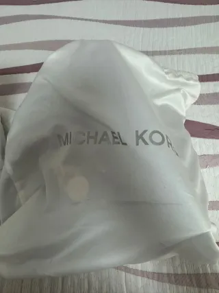 Bolso Michael Kors Negro con Candado Dorado