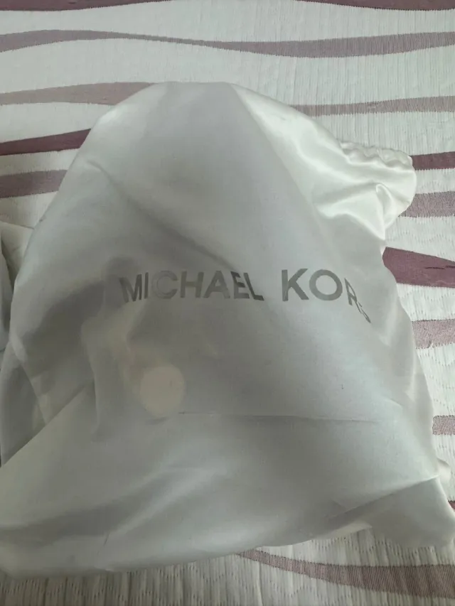 Bolso Michael Kors Negro con Candado Dorado