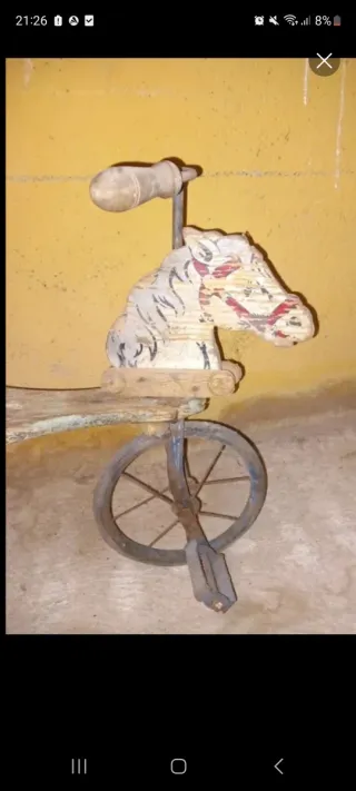 Triciclo antiguo de madera