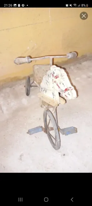 Triciclo antiguo de madera