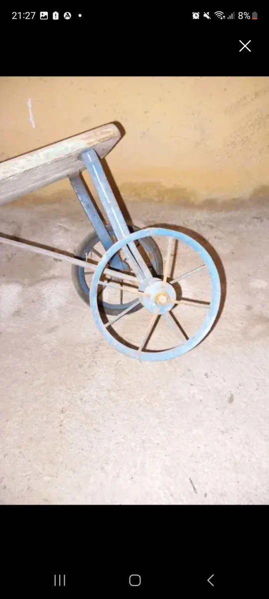 Triciclo antiguo de madera