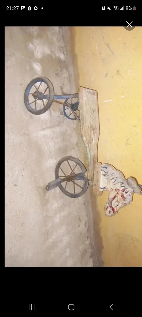 Triciclo antiguo de madera