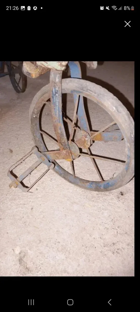 Triciclo antiguo de madera