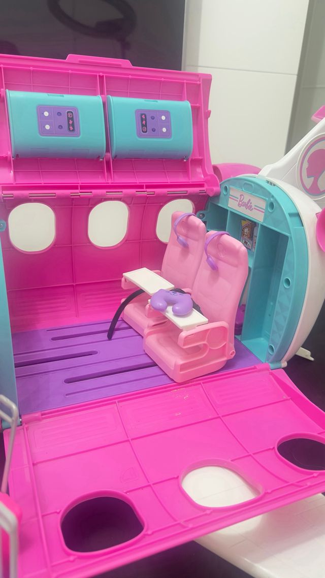 Avión de Barbie con Muñeca y Maletas