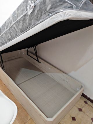 Colchón y canapé de madera