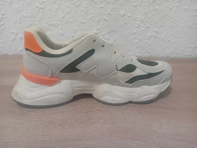 Zapatillas deportivas blancas y naranjas