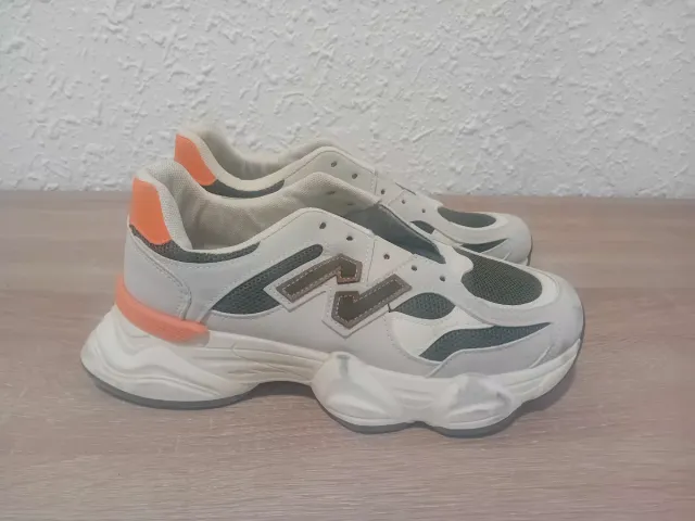 Zapatillas deportivas blancas y naranjas