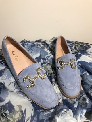 Zapatos planos Miss Fee ante y pedrería