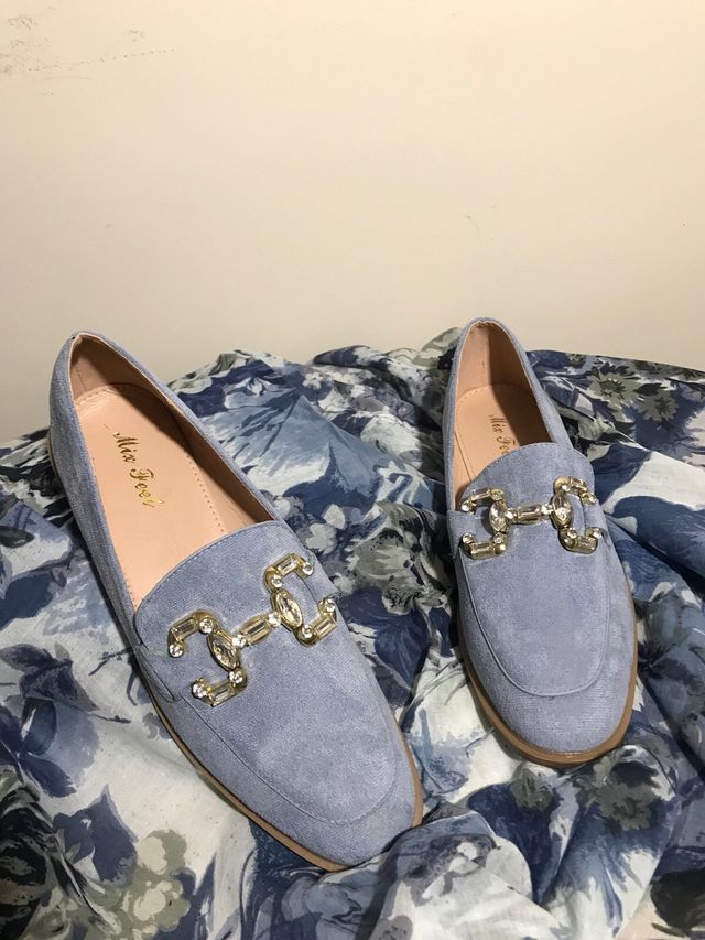 Zapatos planos Miss Fee ante y pedrería
