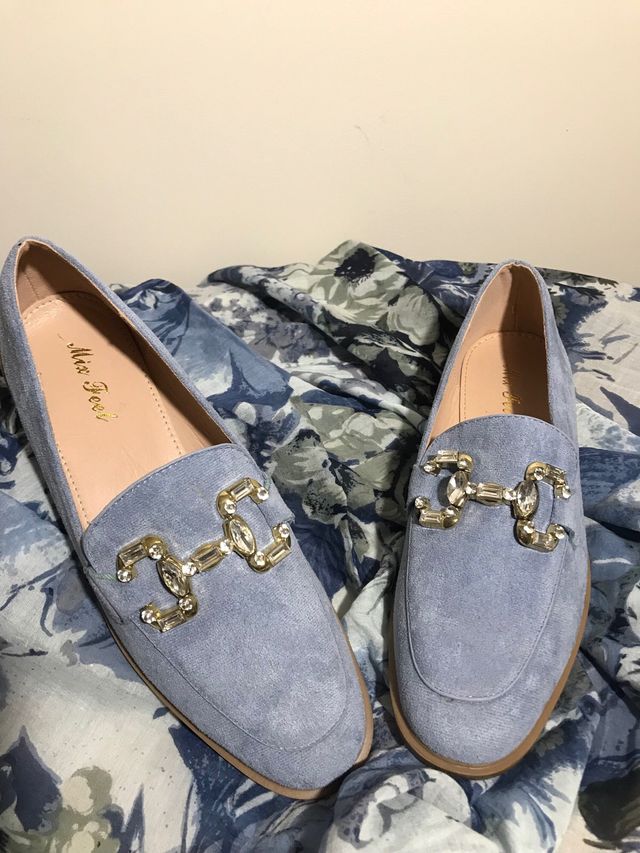 Zapatos planos Miss Fee ante y pedrería