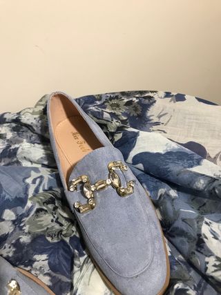 Zapatos planos Miss Fee ante y pedrería