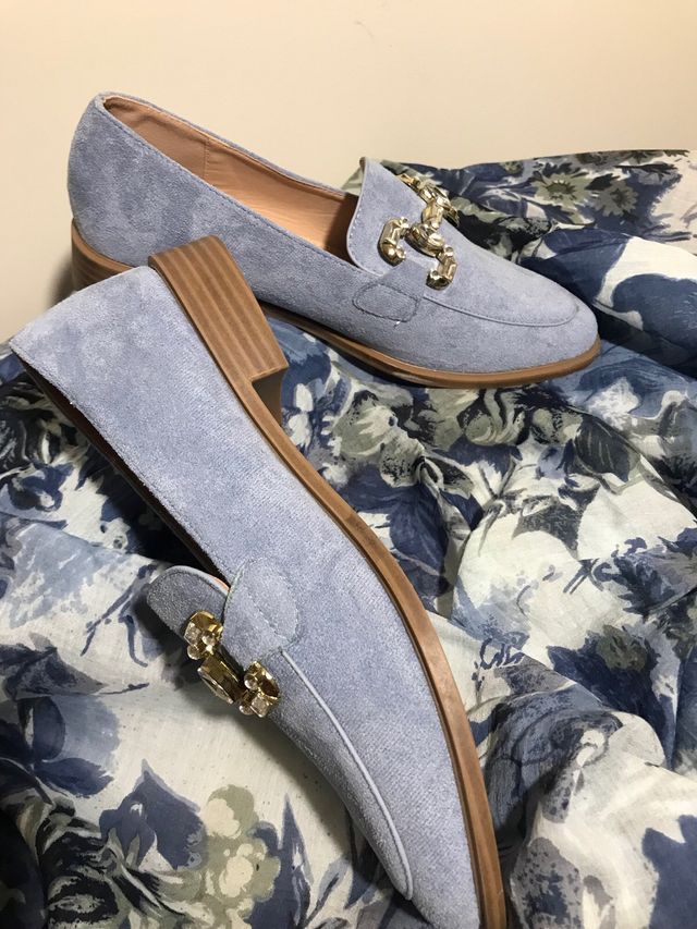 Zapatos planos Miss Fee ante y pedrería