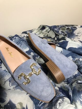 Zapatos planos Miss Fee ante y pedrería