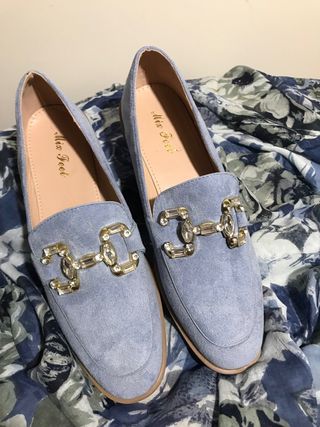 Zapatos planos Miss Fee ante y pedrería