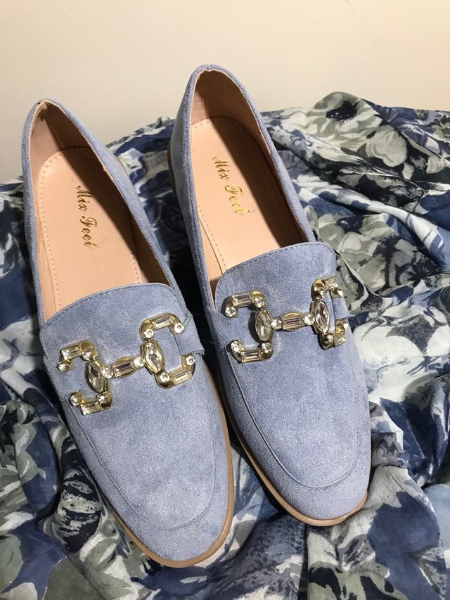 Zapatos planos Miss Fee ante y pedrería