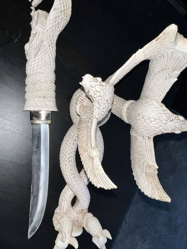 Daga decorativa con dragón y águila