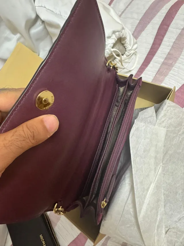 Bolso Michael Kors Púrpura con Tachuelas Doradas
