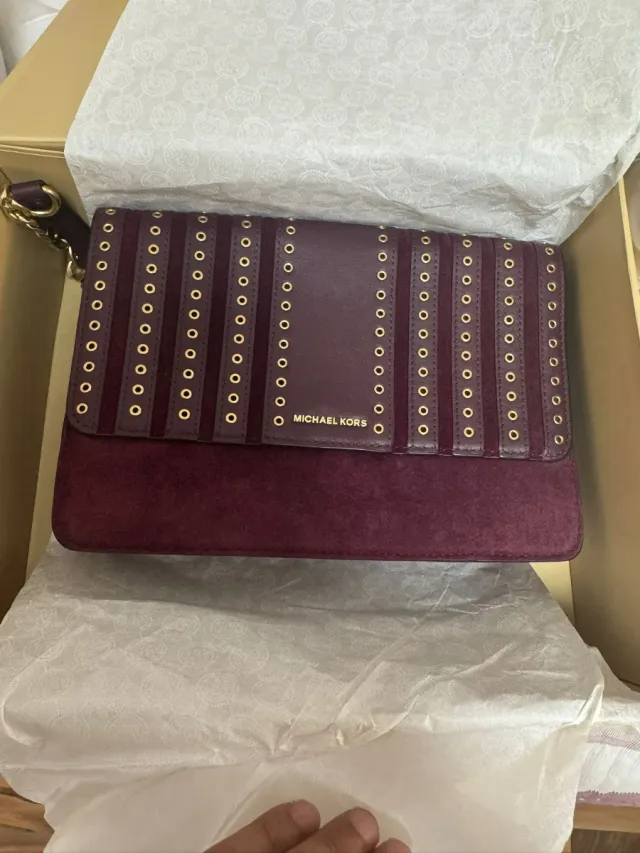 Bolso Michael Kors Púrpura con Tachuelas Doradas