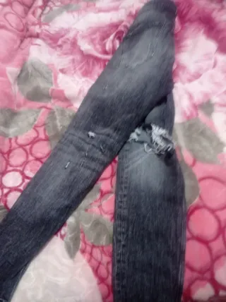 Pantalones vaqueros cortados  PRECIO NEGOCIABLE