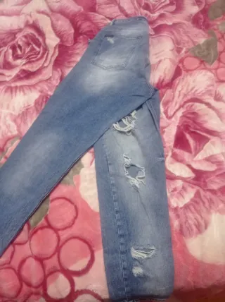 Pantalones vaqueros cortados  PRECIO NEGOCIABLE