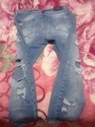 Pantalones vaqueros cortados  PRECIO NEGOCIABLE