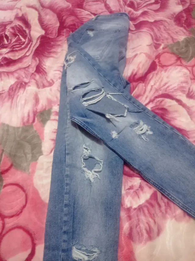 Pantalones vaqueros cortados  PRECIO NEGOCIABLE