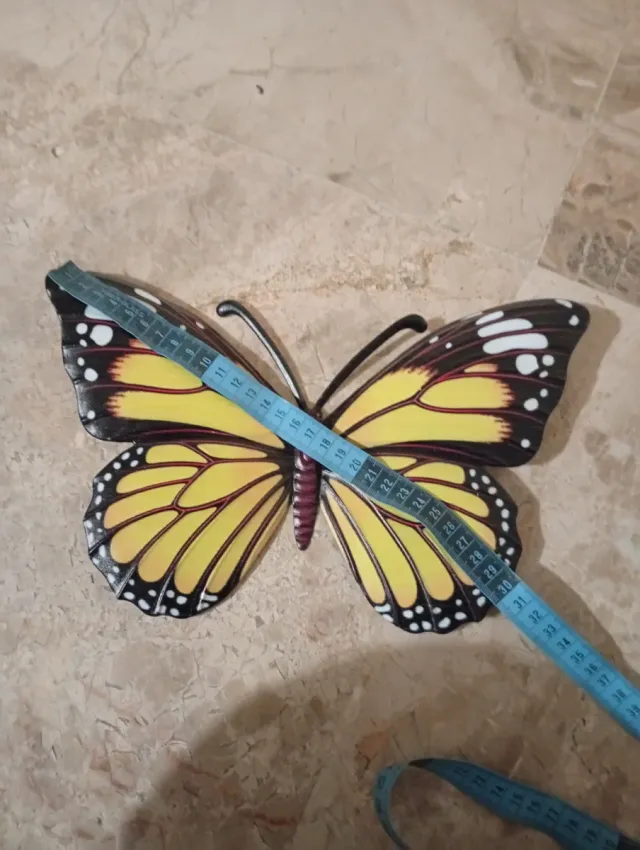 2 Mariposas Decorativas de Lata miden 30 × 30