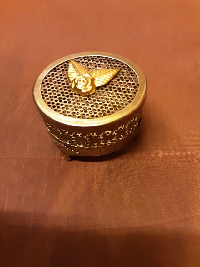Joyero antiguo metal dorado con rosa