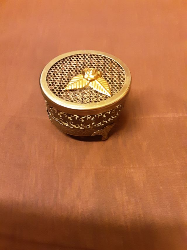 Joyero antiguo metal dorado con rosa