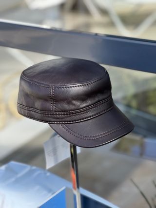 Gorra de cuero marrón