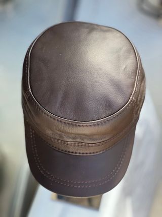 Gorra de cuero marrón