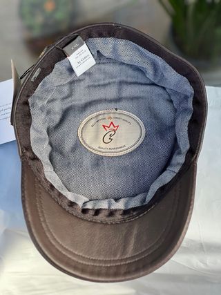 Gorra de cuero marrón