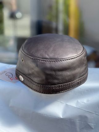 Gorra de cuero marrón
