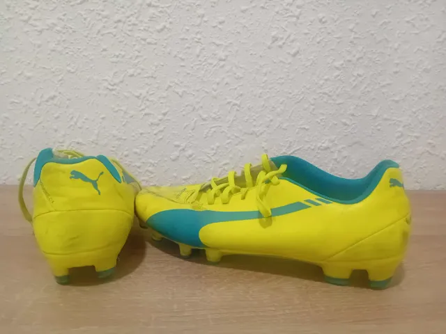 Zapatos de fútbol Puma amarillos y turquesa
