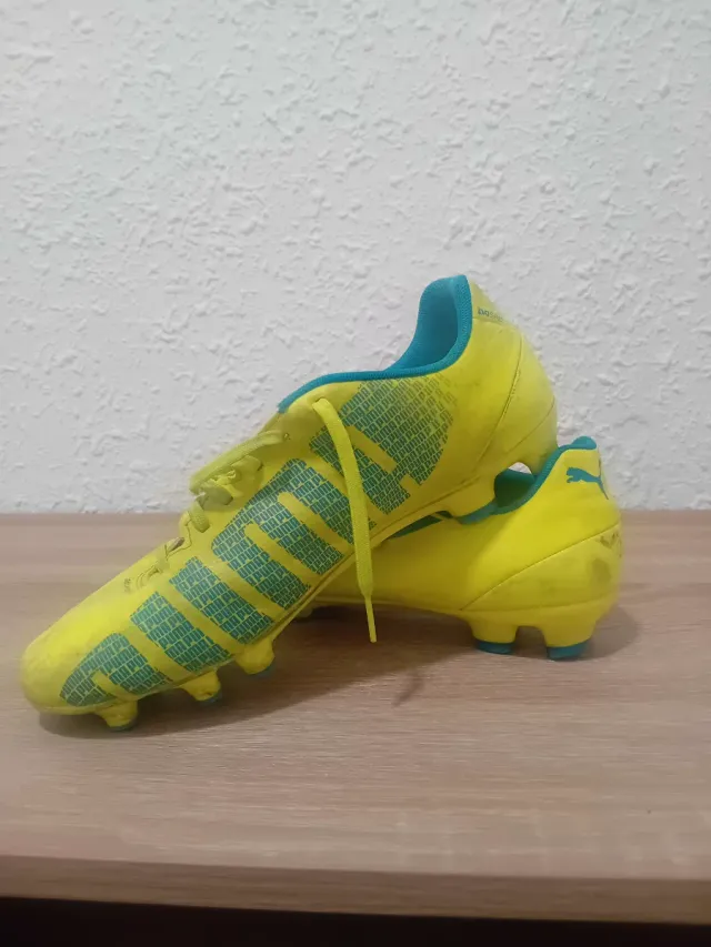 Zapatos de fútbol Puma amarillos y turquesa