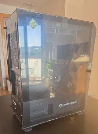 Torre de Ordenador Negra y Gris