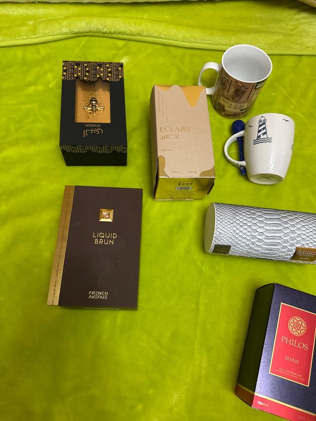 Cajas y tazas de perfumes Lattafa