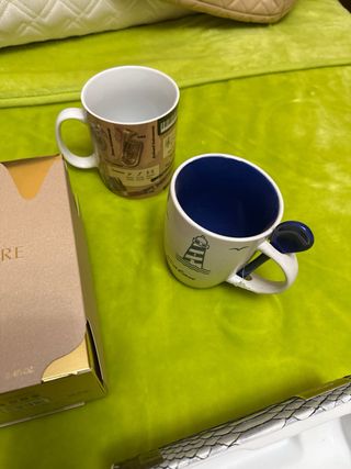 Cajas y tazas de perfumes Lattafa