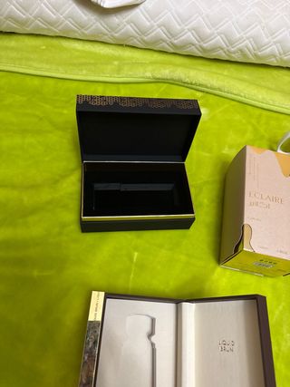 Cajas y tazas de perfumes Lattafa