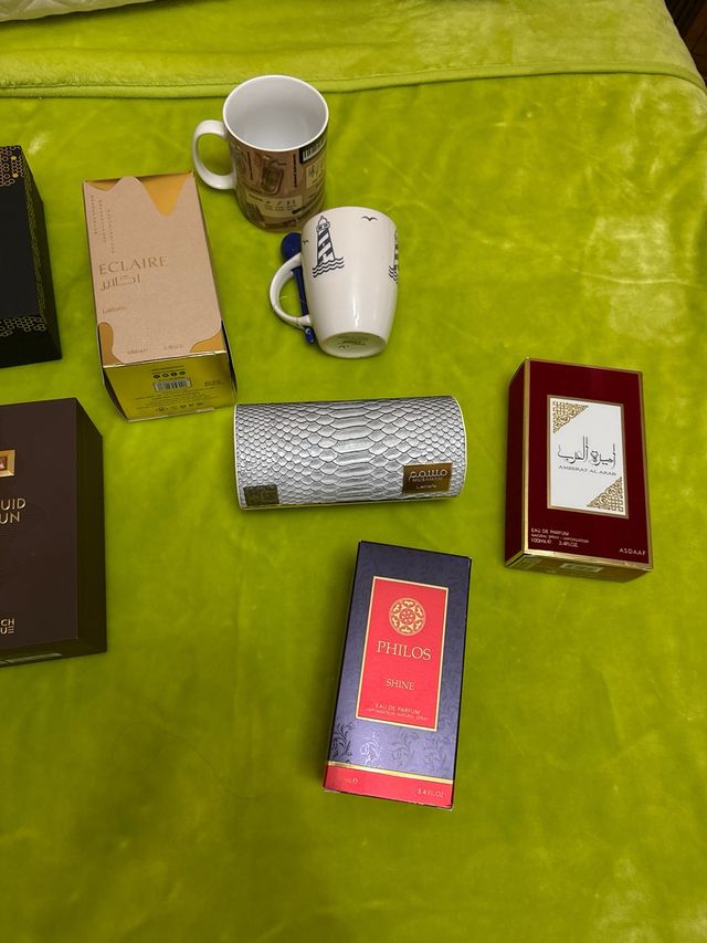 Cajas y tazas de perfumes Lattafa