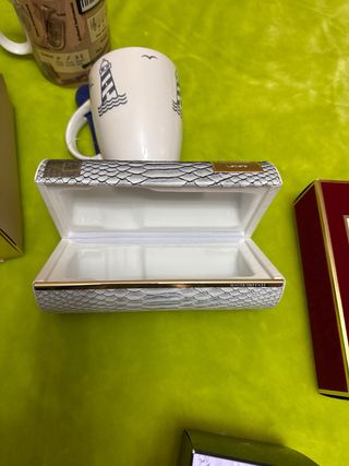 Cajas y tazas de perfumes Lattafa