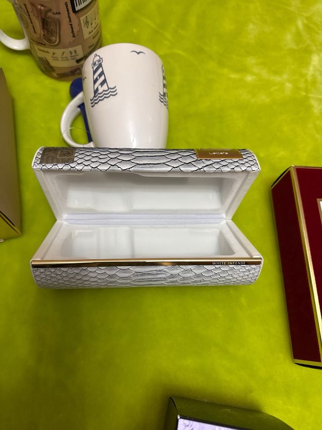 Cajas y tazas de perfumes Lattafa