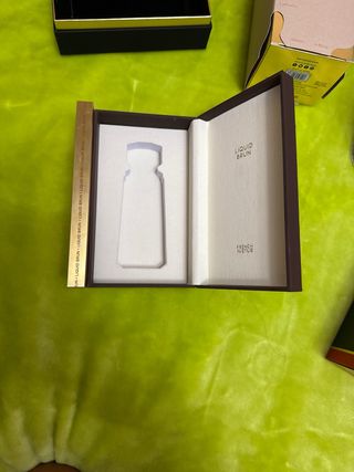 Cajas y tazas de perfumes Lattafa